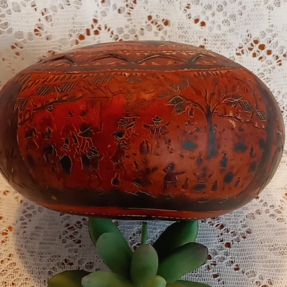Vintage Hand Crafted/Carved Gourd Peruvian Folk Art Trinket Box Signed - Picture 2 of 15